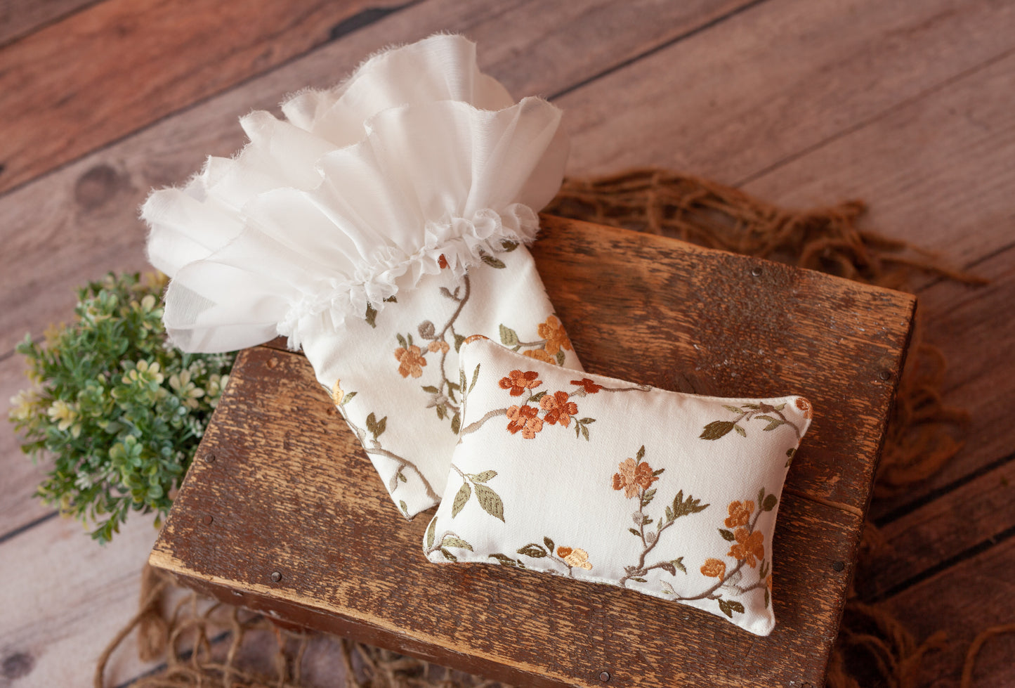 Arabella - Embroidered Tiny Bedspread and Pillow Set